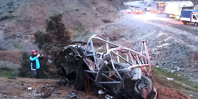 Bingöl'de elektrik direğine çarpan otomobildeki 1 kişi öldü