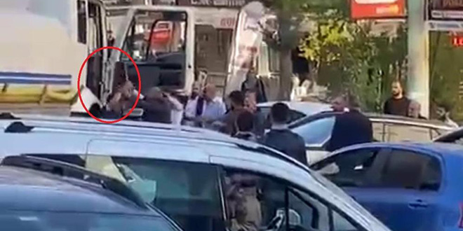 Yol kavgasında kendi sopasıyla dayak yedi