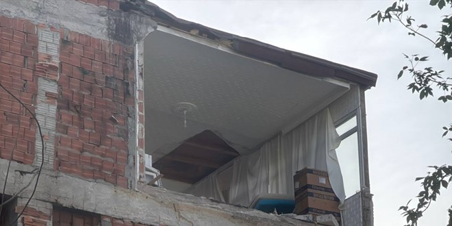 İstanbul'da Şaşırtan Görüntü! Bitişik Binanın Duvarı Yok
