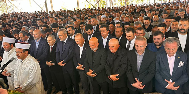 Eski Bakan Mevlüt Çavuşoğlu'nun babası toprağa verildi