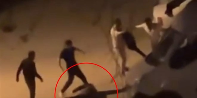 Bursa'da 4 Kişi Tarafından Dövülen Adam Cep Telefonuyla Görüntülendi