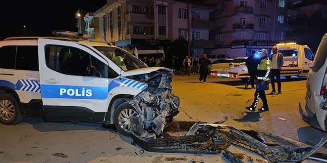 Polis aracının da karıştığı zincirleme kazada 2 polis yaralandı