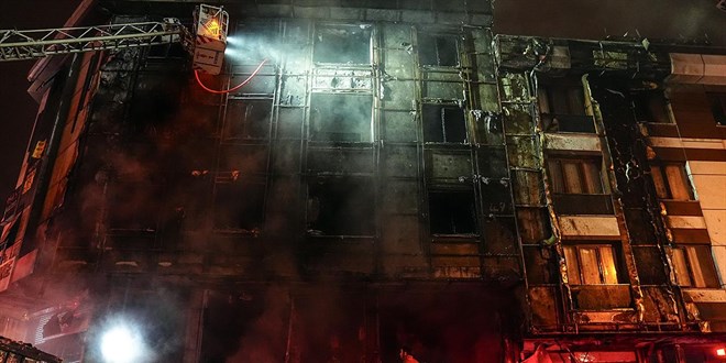 İş merkezinde başlayan yangın bina ve araçları küle çevirdi