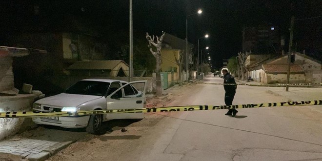 Bıçaklandıktan sonra aracıyla hastaneye giderken kaza yaptı: 1 ölü