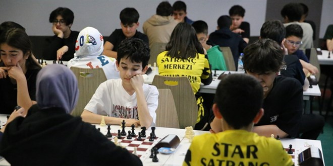 Diyarbakır'da düzenlenen satranç turnuvasına 17 ilden 150 sporcu katıldı