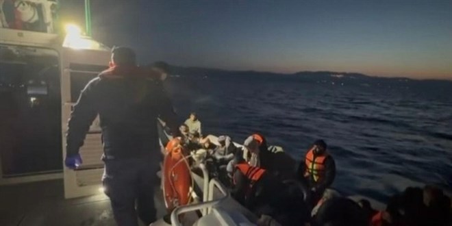 Çanakkale açıklarında 29 düzensiz göçmen yakalandı