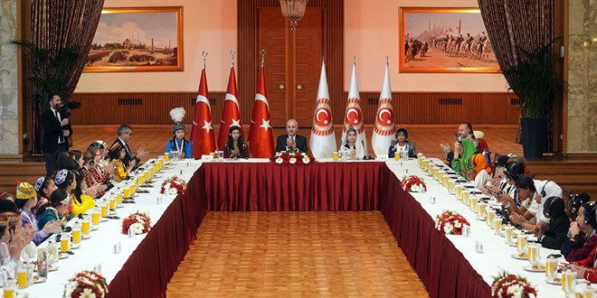 TBMM Başkanı Kurtulmuş, Dünya Çocuklarını Kabul Etti
