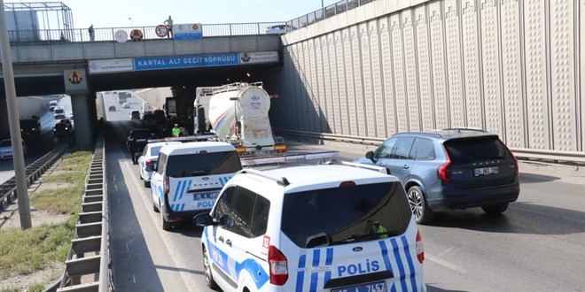 Polisten kaçarken üst geçitten atladı, otomobilin üzerine düştü