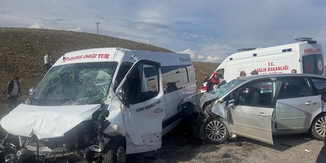 Kamu personelini taşıyan minibüs ile otomobil çarpıştı: 2 ölü