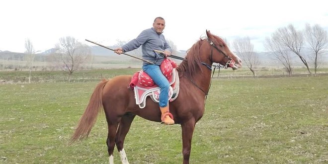 Atın üstünde kalp krizi geçiren ciritci hayatını kaybetti