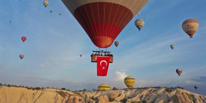 Kapadokya'da balonlarda Türk bayrakları dalgalandı