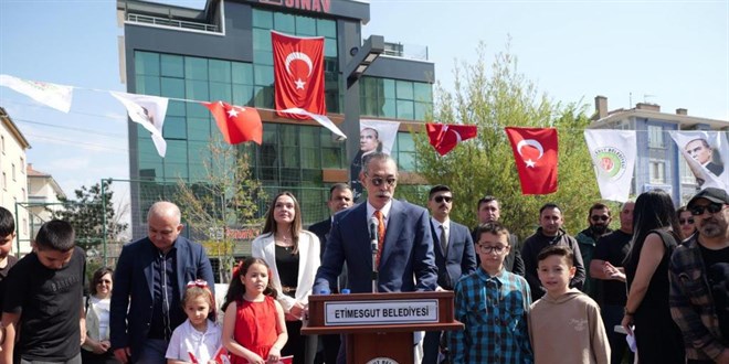 Etimesgut Belediye Başkanı Erdal Beşikcioğlu'ndan 23 Nisan'da Anlamlı Tören