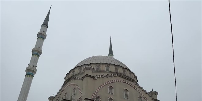 Depremde minaresinde hasar oluşan cami geçici olarak kapatıldı