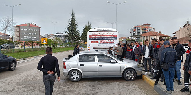 Otomobil ve halk otobüsünün çarpıştığı kazada 1 kişi öldü