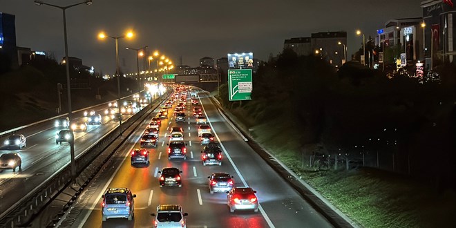 Deprem sonrası kentten ayrılanlar İstanbul'un çıkışında yoğunluk oluşturdu