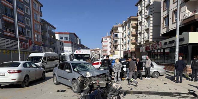 Ankara Çubuk'ta Trafik Kazası: 14 ve 55 Yaşındaki Sürücüler Yaralandı