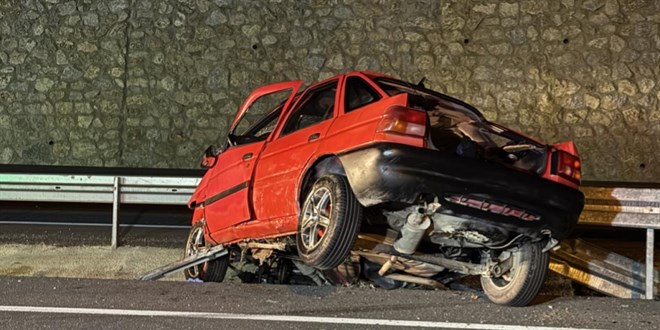 Kocaeli'de otomobil bariyere çarptı: 2 ölü