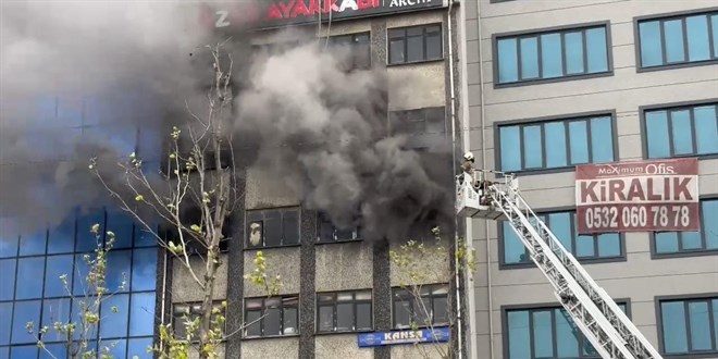 Sultangazi'de ayakkabı imalathanesinde yangın