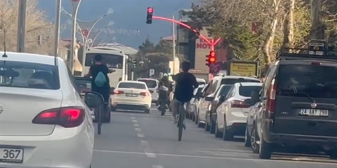 Trafikte Tek Teker Üzerinde Tehlike Saçtılar