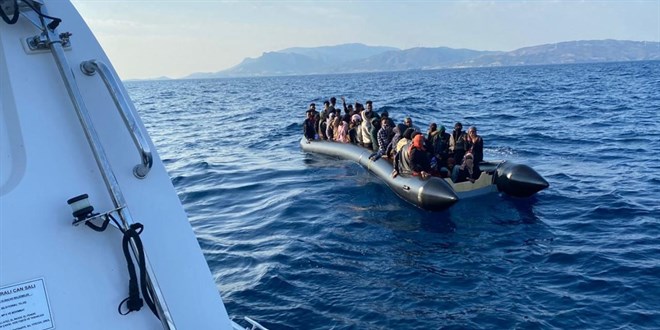 İzmir Açıklarında 90 Göçmen Yakalandı