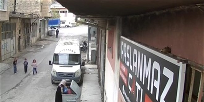 2 yaşındaki çocuk balkondan çöp konteynerine düştü