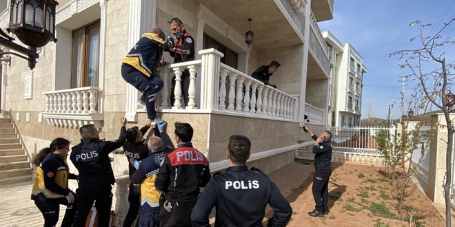 Emekli astsubay nce karsn, sonra kendini vurdu