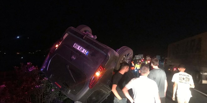 �n�ndeki t�ra �arpan hafif ticari ara� takla att�: 4 yaral�