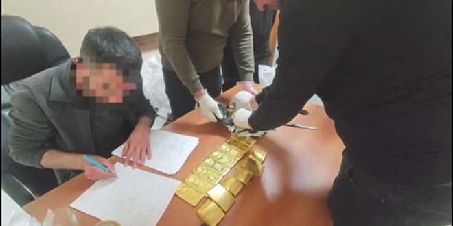 Polisler, Van Havalimanı'nda 66 Kilo Altın ve Yüklü Para Ele Geçirdi