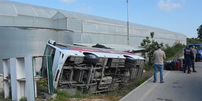 Antalya'da turistleri ta��yan midib�s devrildi: 19 yaral�