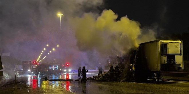Adana'da iki araca arpan cip alev ald: 2 yaral