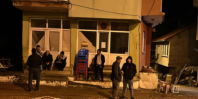 Ktahya'da kyller art depremler nedeniyle geceyi darda geiriyor