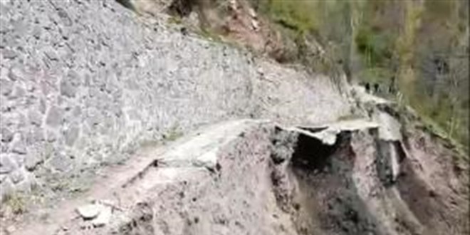 Artvin'de heyelan anı kamerada