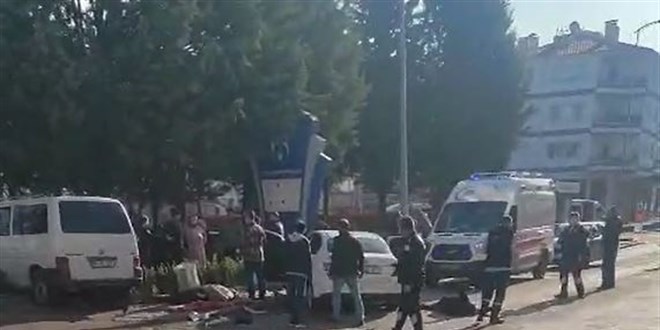 Ankara Sincan'da Minibüs ve Otomobil Çarpıştı: 9 Yaralı