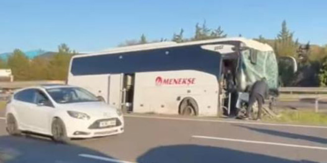 Geziden d�nen ��rencileri ta��yan otob�s bariyerlere �arpt�: 4 yaral�