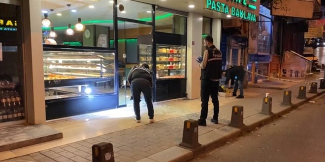 Sokakta karşıladığı husumetlileri sığındığı kafeyi kurşunladı