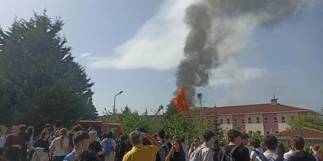 Kocaeli'de fen lisesinde yangın: Öğrenciler tahliye edildi