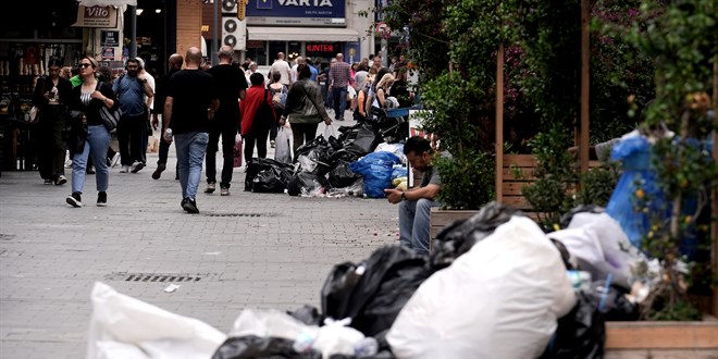 İzmir'de grev: Cadde ve sokaklar çöple doldu