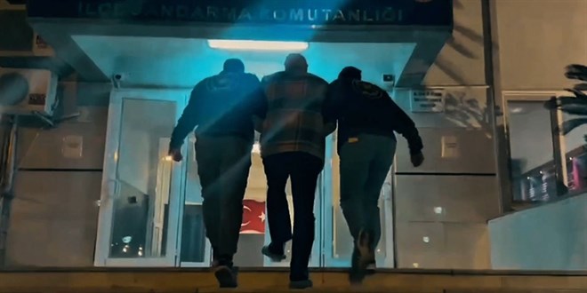 Krmz ve Yeil Bltenle Aranan 2 ahs Yakaland