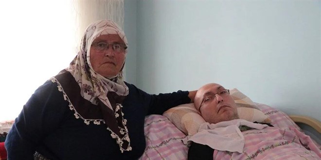16 yıldır yatağa bağımlı oğluna bakıyor