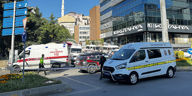 Servis arac� kald�r�mda �i�ek satanlara �arpt�: 1 �l�, 4 yaral�