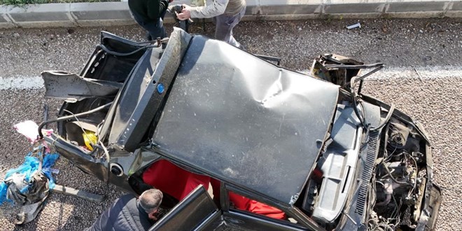 Anneler G�n�'nde y�rek yakan kaza: Hurdaya d�nen otomobildeki kad�n �ld�