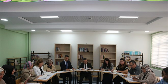 ��retmenler ve anneler, k�t�phanede birlikte kitap okuyor