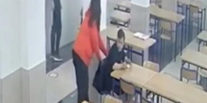 Sandalyesini ektii Down sendromlu renciyi yere drd