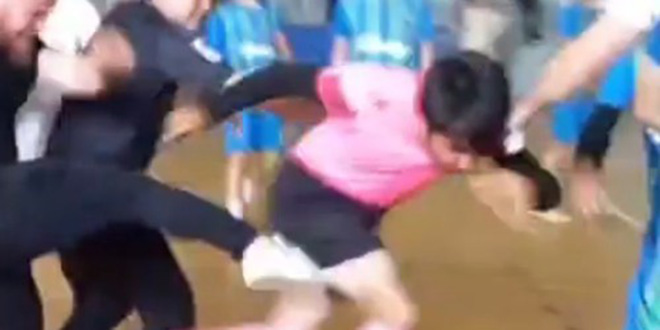 Liseler arası futsal turnuvasında hakem ve öğretmen arasında kavga