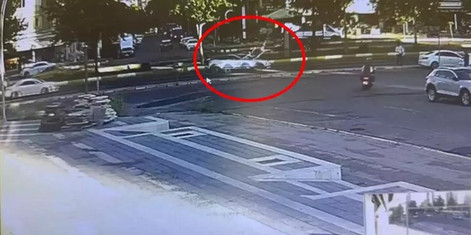 Otomobilin �arpt��� liseli K�bra �ld�, ehliyetsiz s�r�c� tutukland�