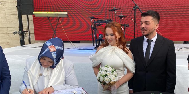 Devlet deste�iyle evlendiler, nikah �ahitleri Bakan Yard�mc�s� oldu
