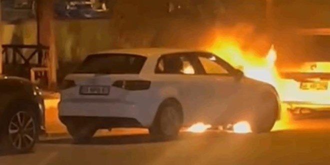 Park halindeki otomobil alev topuna d�nd�