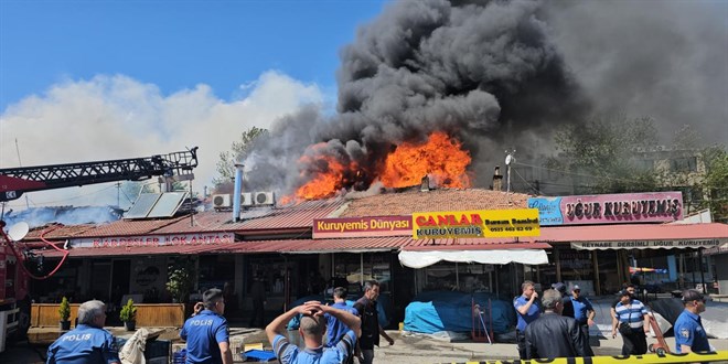 Erzincan'da s�ral� d�kkanlar�n �at�s�nda yang�n