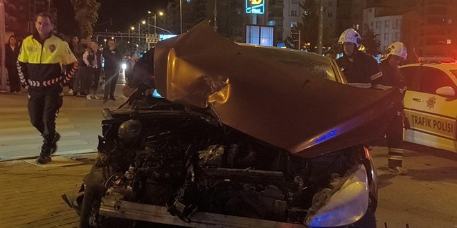 Araç Hırsızlığı: 7 Araca Çarpıp 5 Kişiyi Yaraladı