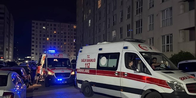 stanbul Esenyurt'ta Site Yangn: Kadn 8. Kattan Atlad